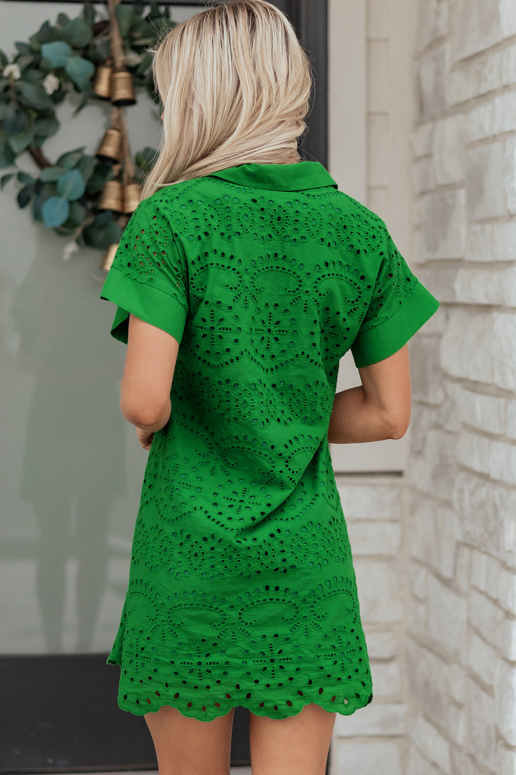 Minivestido camiseta bordada con ojales de color sólido verde