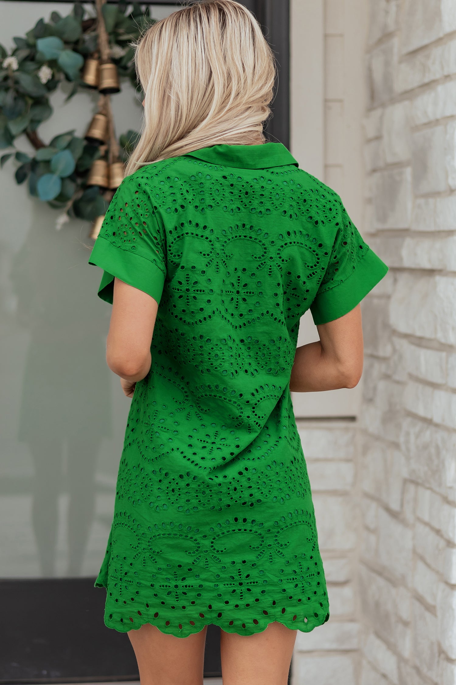 Minivestido camiseta bordada con ojales de color sólido verde