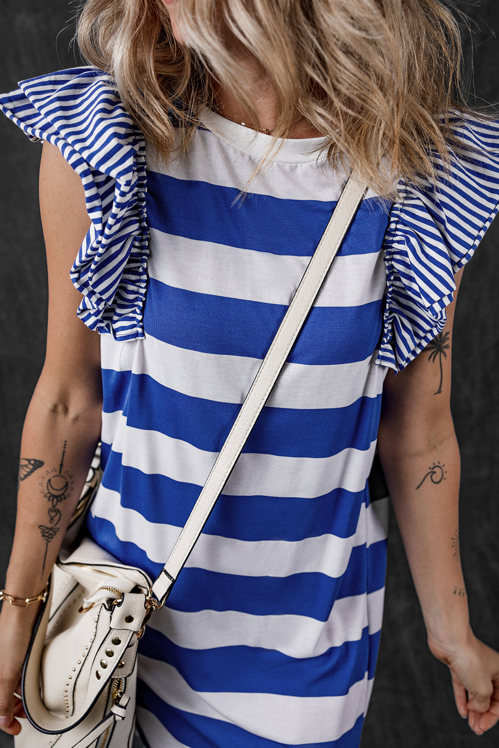 Vestido estilo camiseta con mangas con volantes