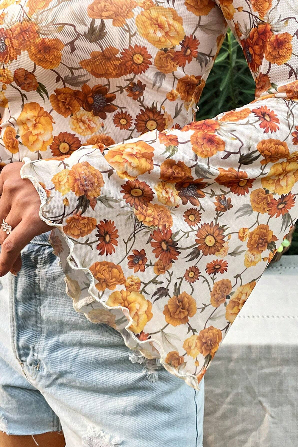 Blusa con estampado floral y manga acampanada