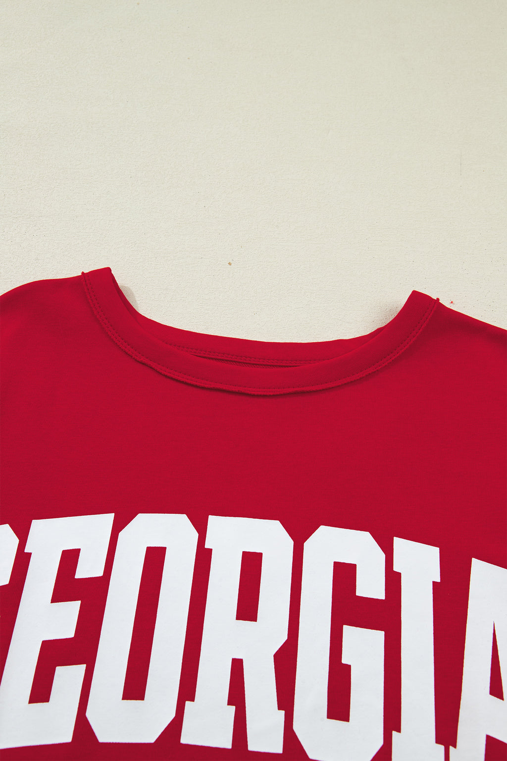Camiseta holgada con hombros caídos y costura cruda