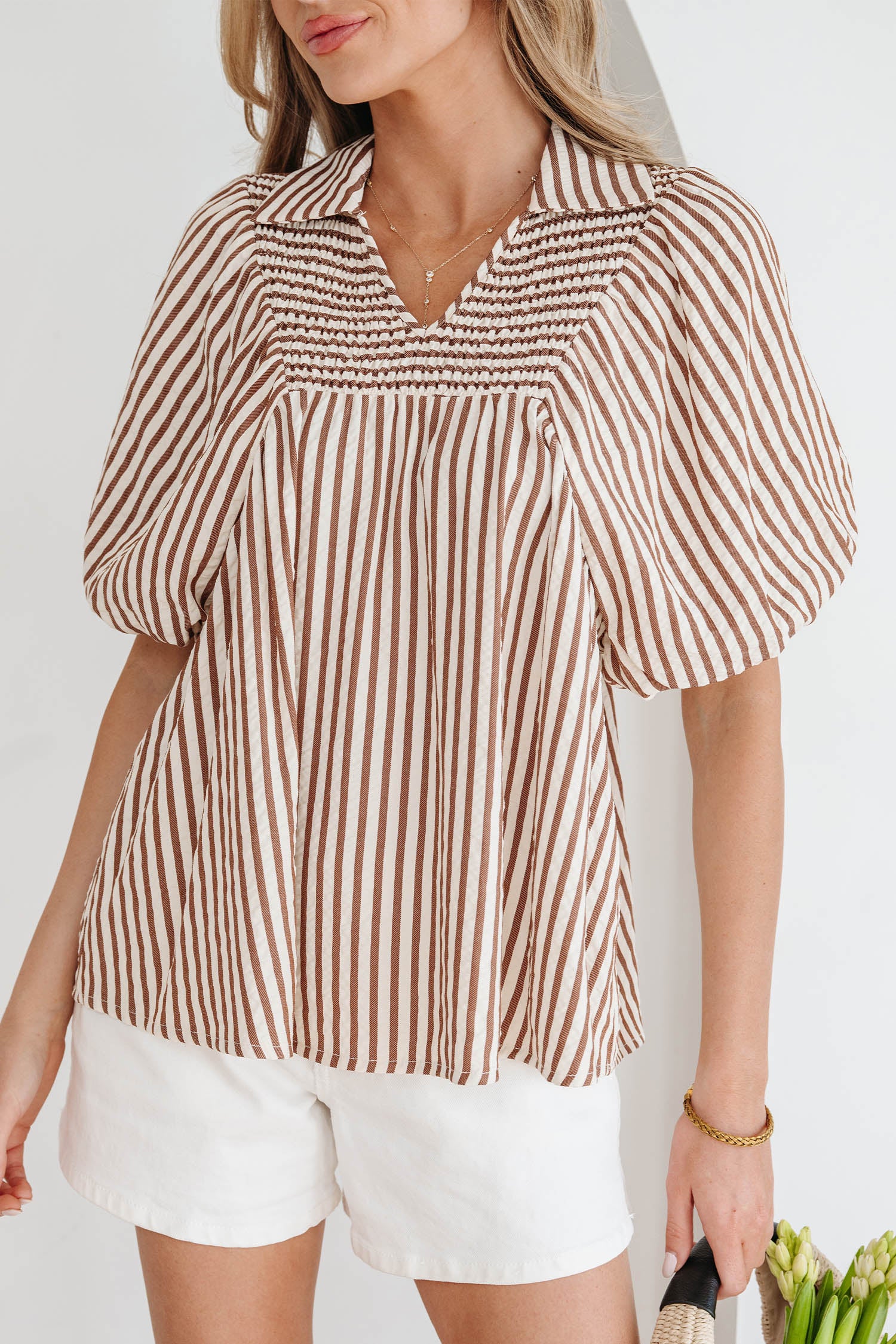 Blusa con cuello en V fruncido