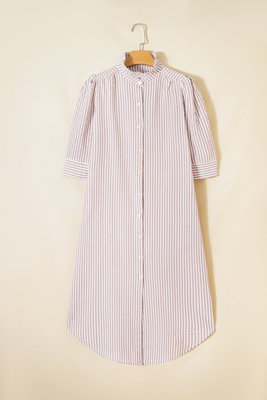 Vestido largo camisa de media manga con cuello con volantes a rayas caqui