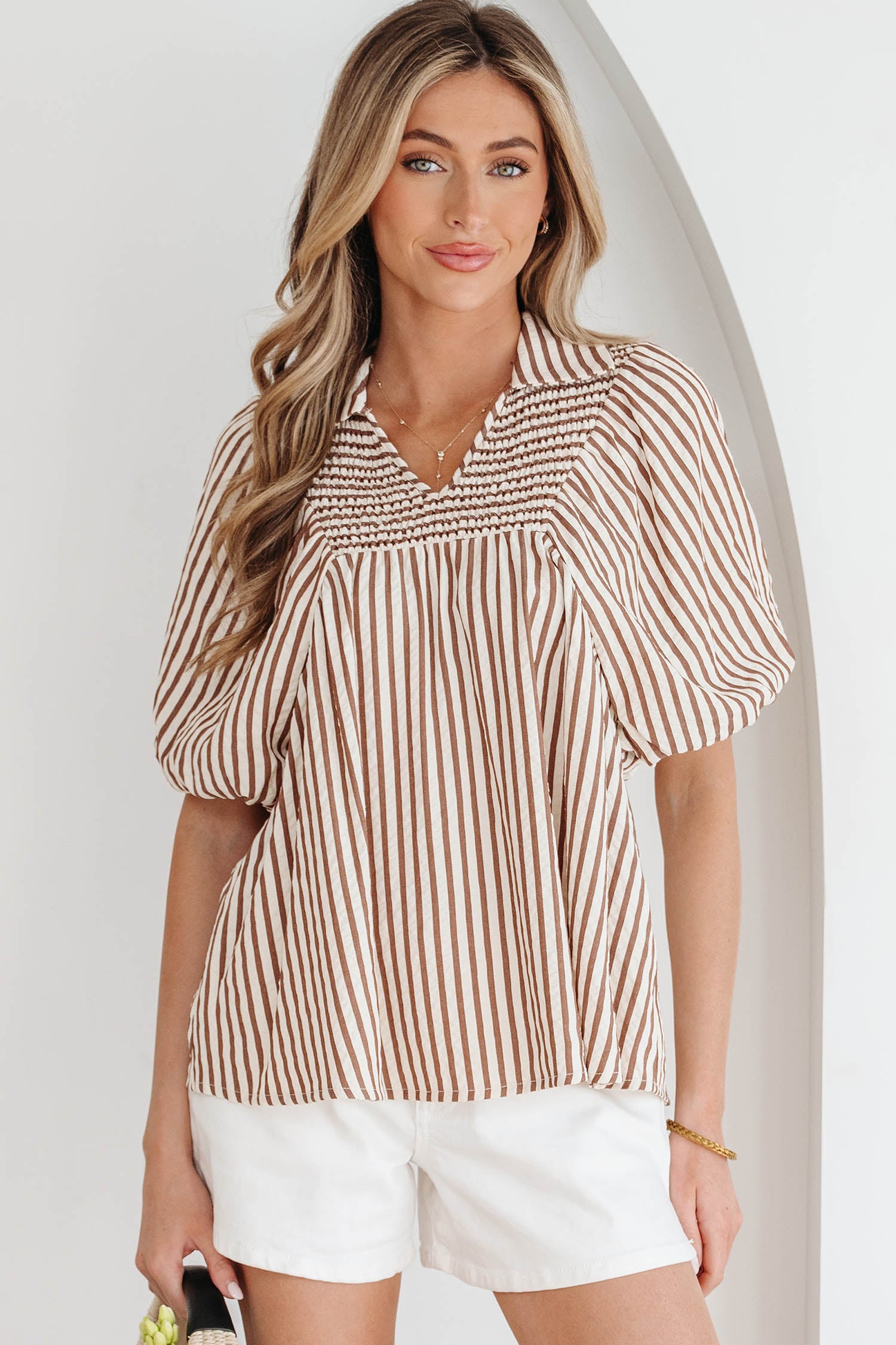 Blusa con cuello en V fruncido