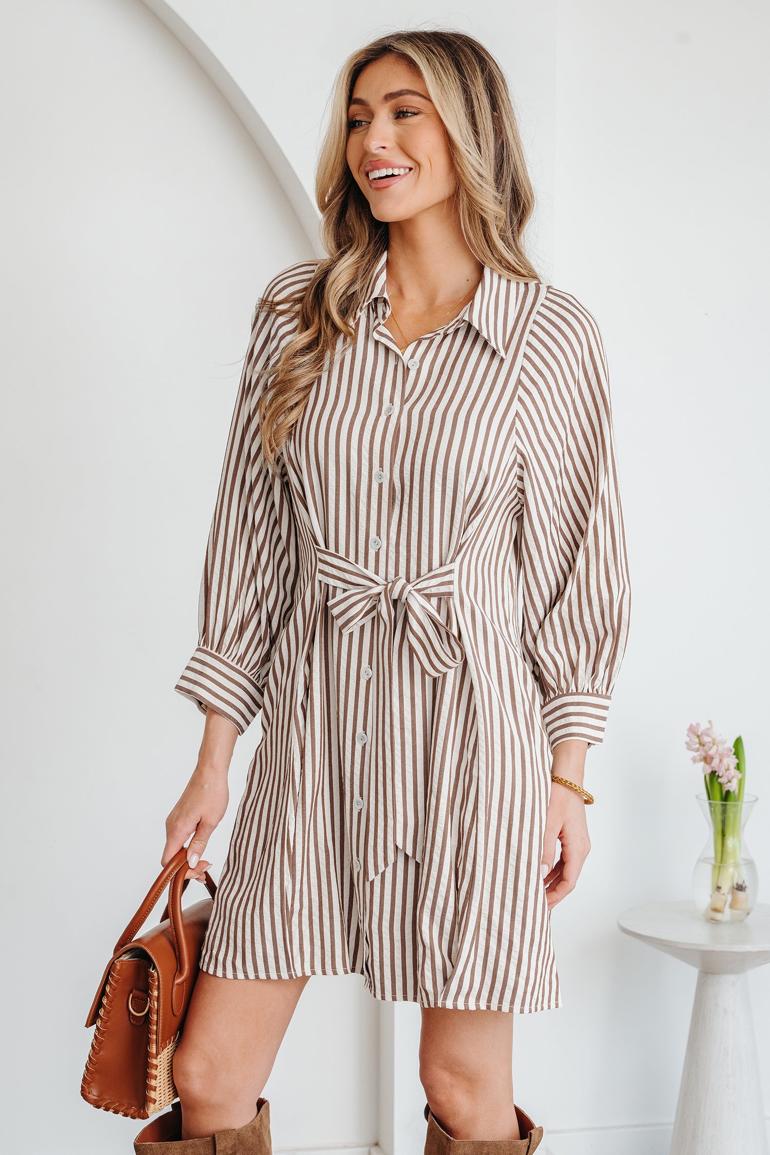 Mini vestido camisero con botones y mangas abullonadas