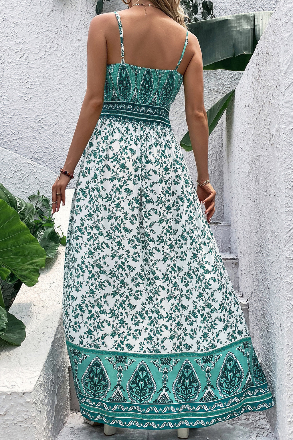 Vestido largo de tirantes fruncido con estampado floral bohemio verde