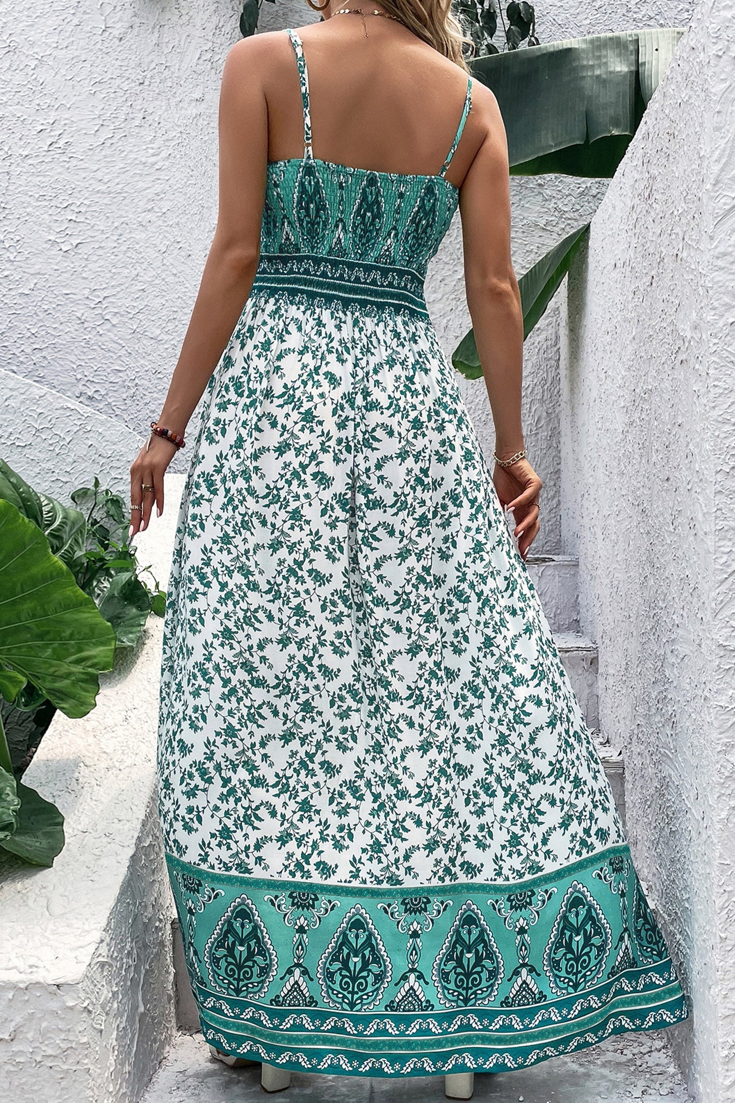 Vestido largo de tirantes fruncido con estampado floral bohemio verde