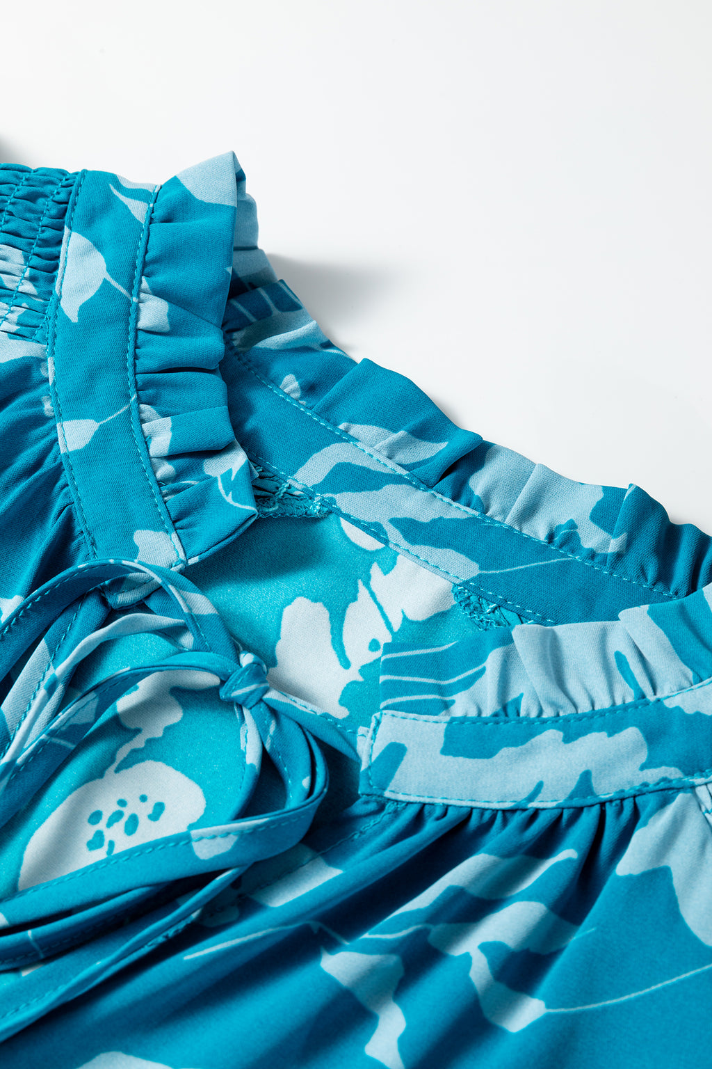 Minivestido con volantes y media manga con flores azules