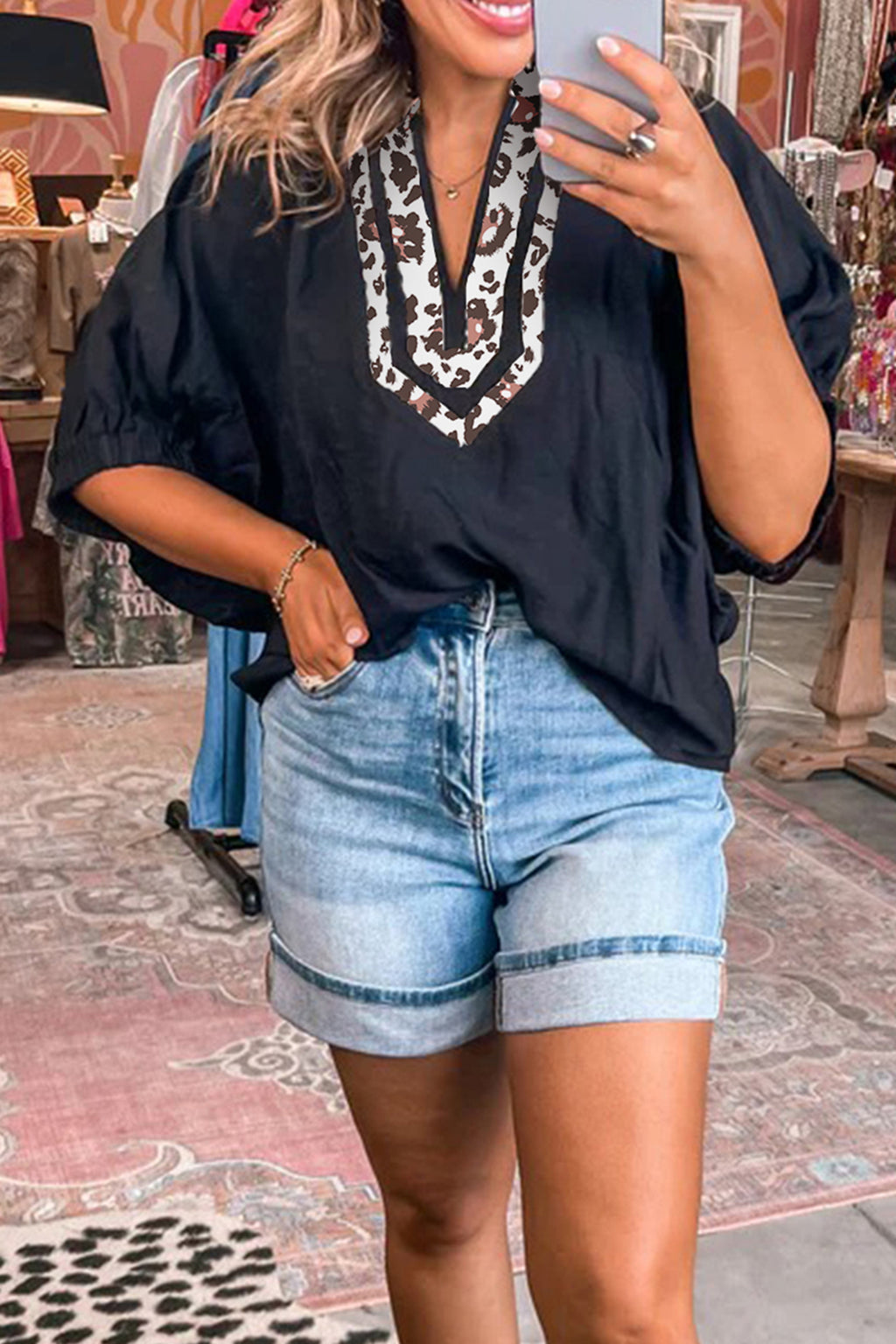 Blusa con cuello en V y ribete de patchwork