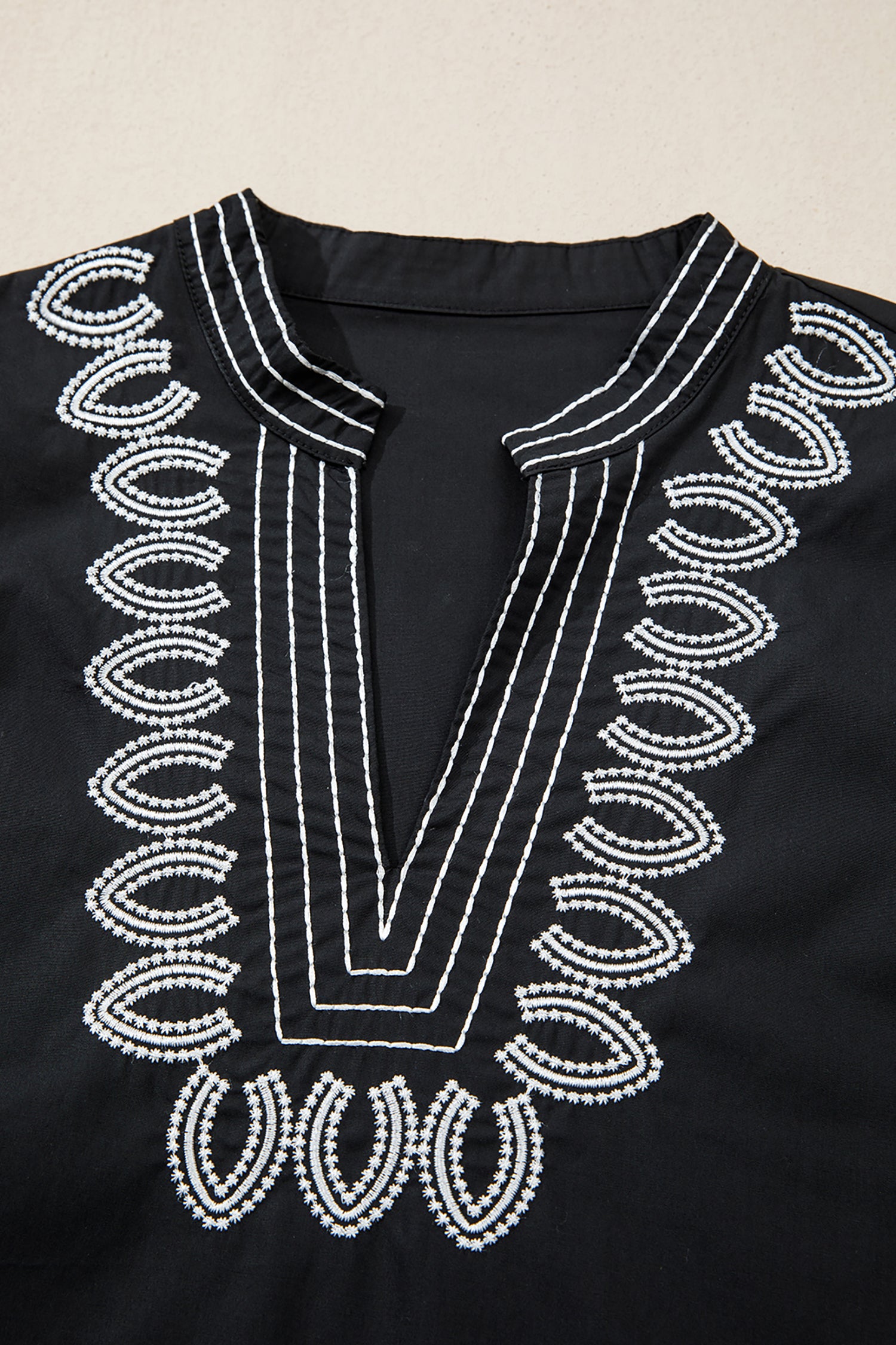 Blusa negra con cuello en V