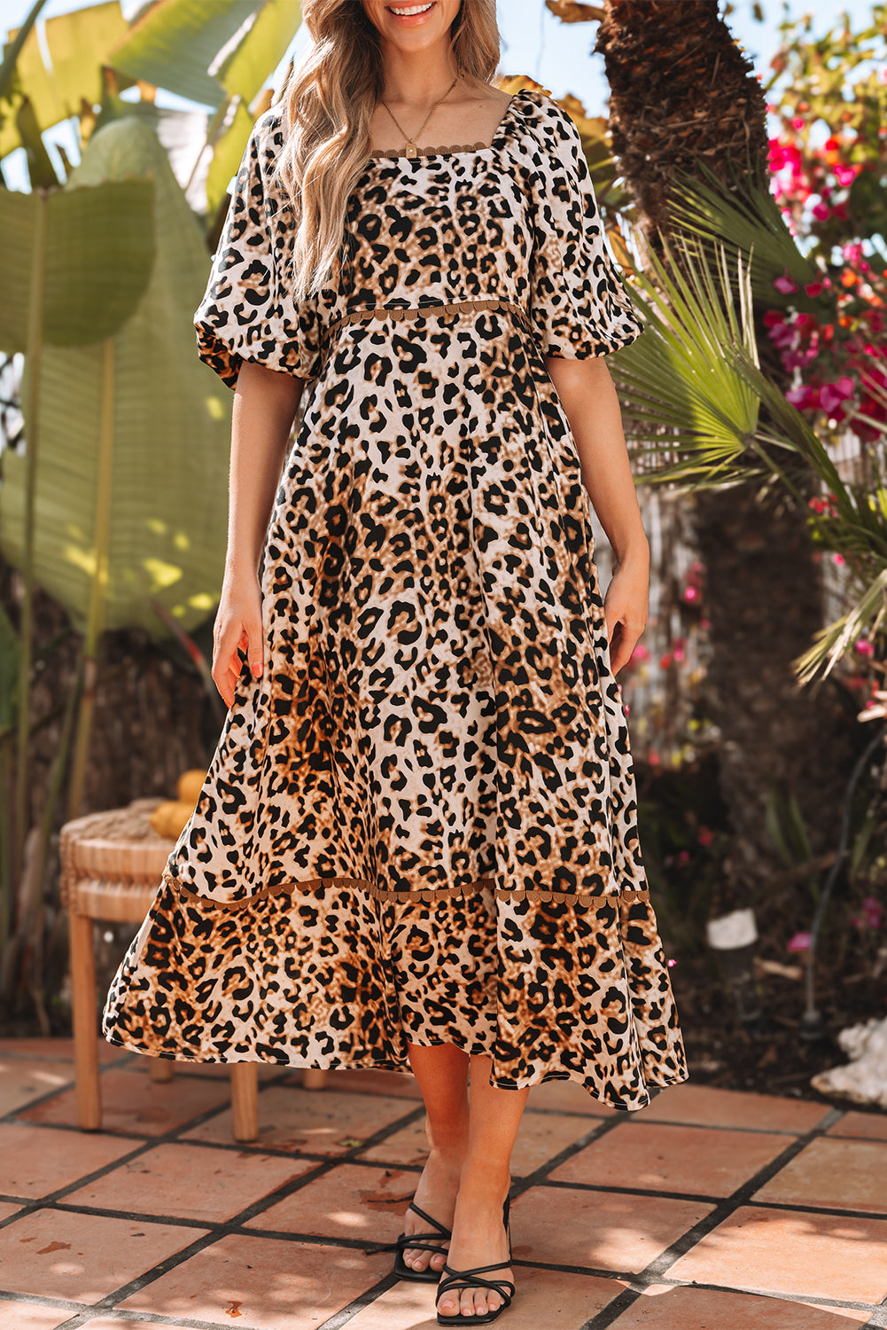 Vestido largo con estampado de leopardo y manga de burbuja con cuello cuadrado marrón