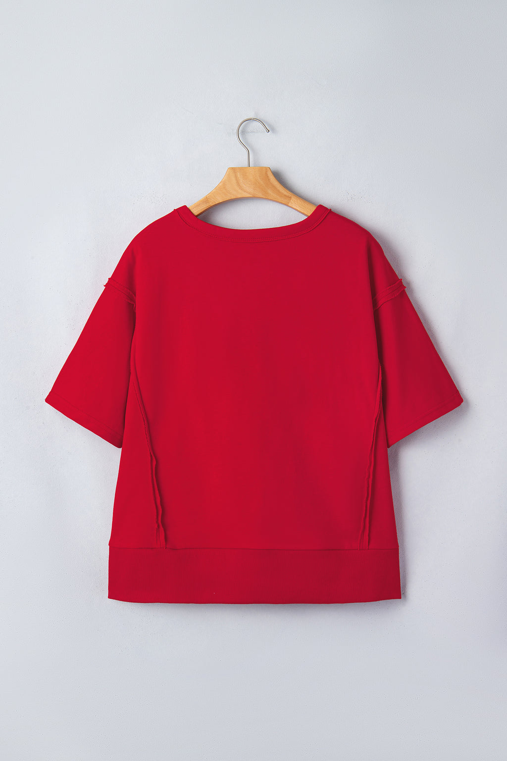 Camiseta holgada con hombros caídos y costura cruda