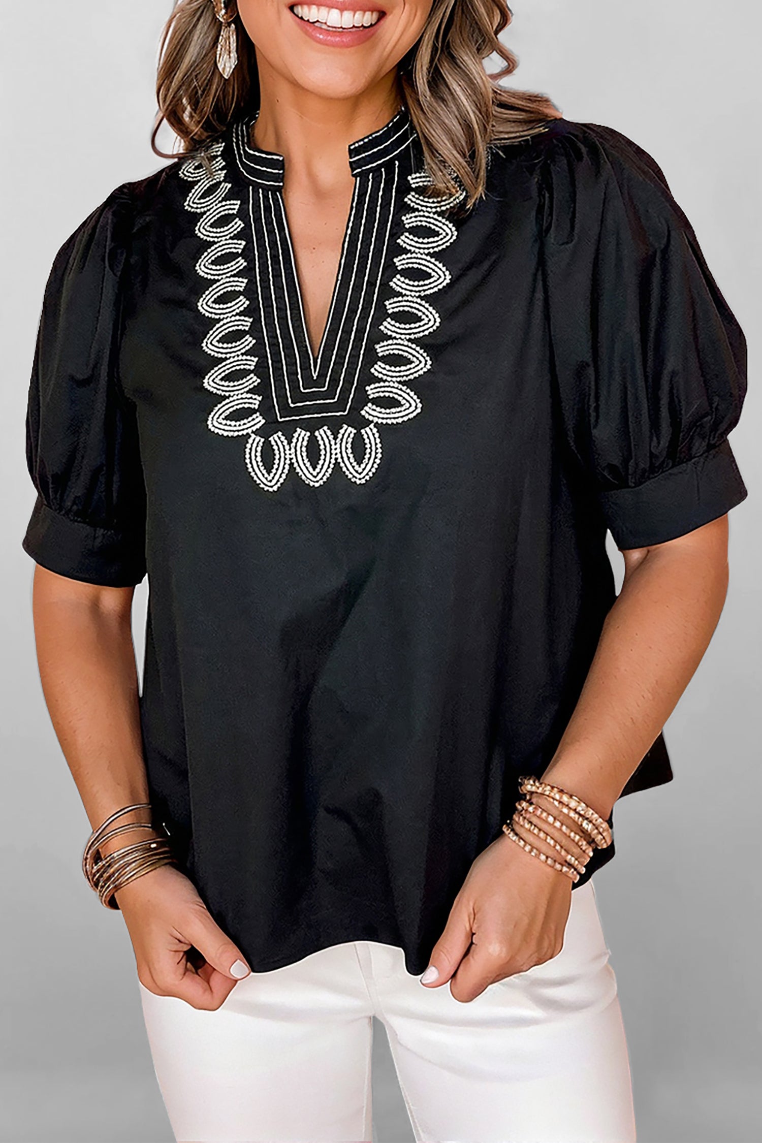 Blusa negra con cuello en V