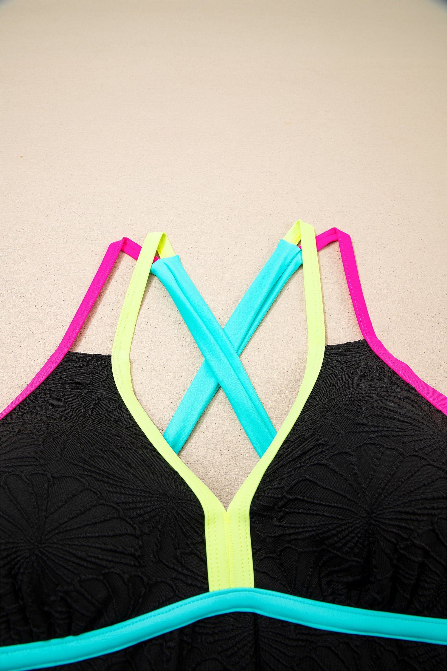 Conjunto de tankini sin espalda entrecruzado con cuello en V