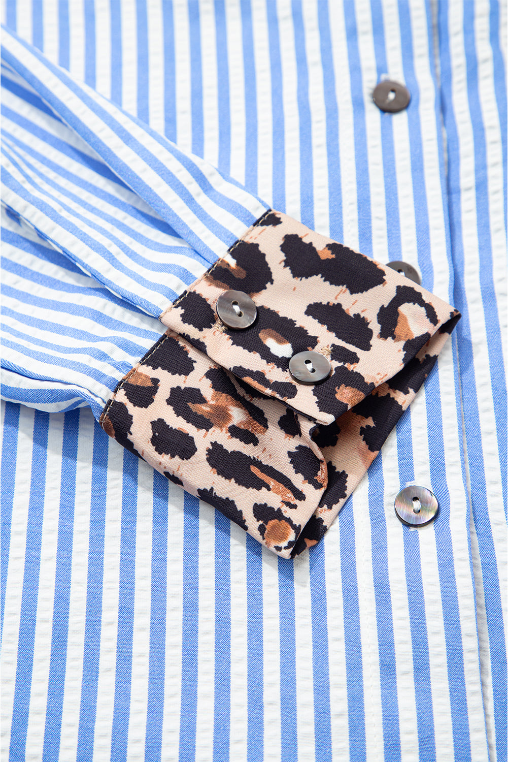 Botón de mosaico de leopardo a rayas azul cielo camisa para mujeres