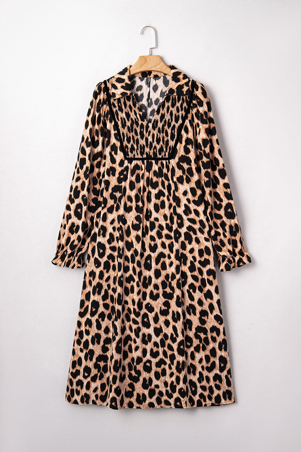 Vestido midi fluido con detalle fruncido