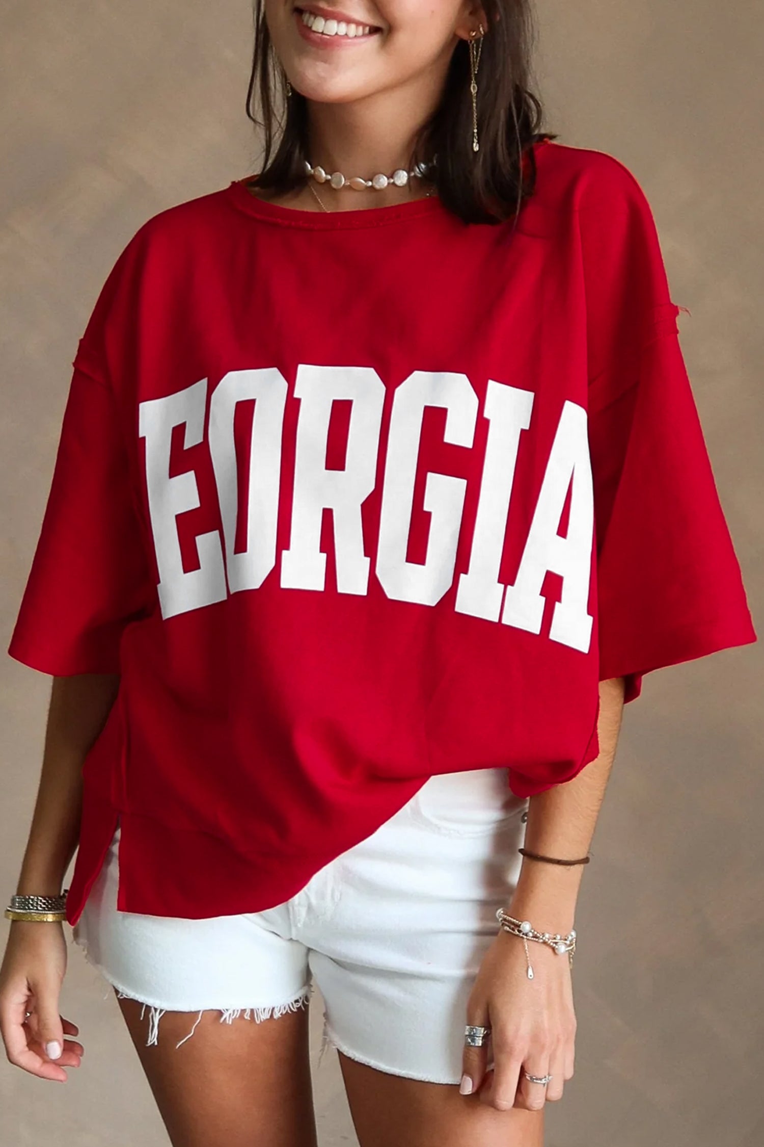 Camiseta holgada con hombros caídos y costura cruda