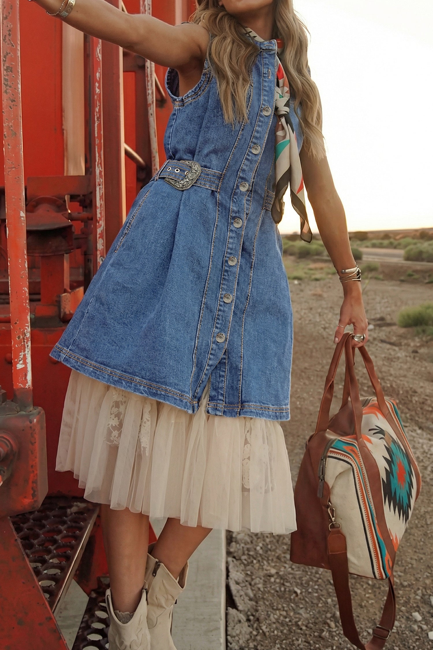 Vestido corto de mezclilla sin mangas con botones