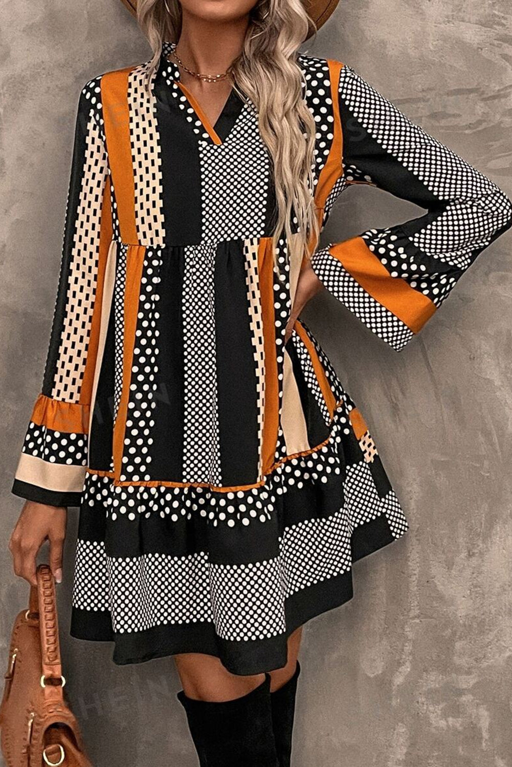 Minivestido con cuello en V y dobladillo