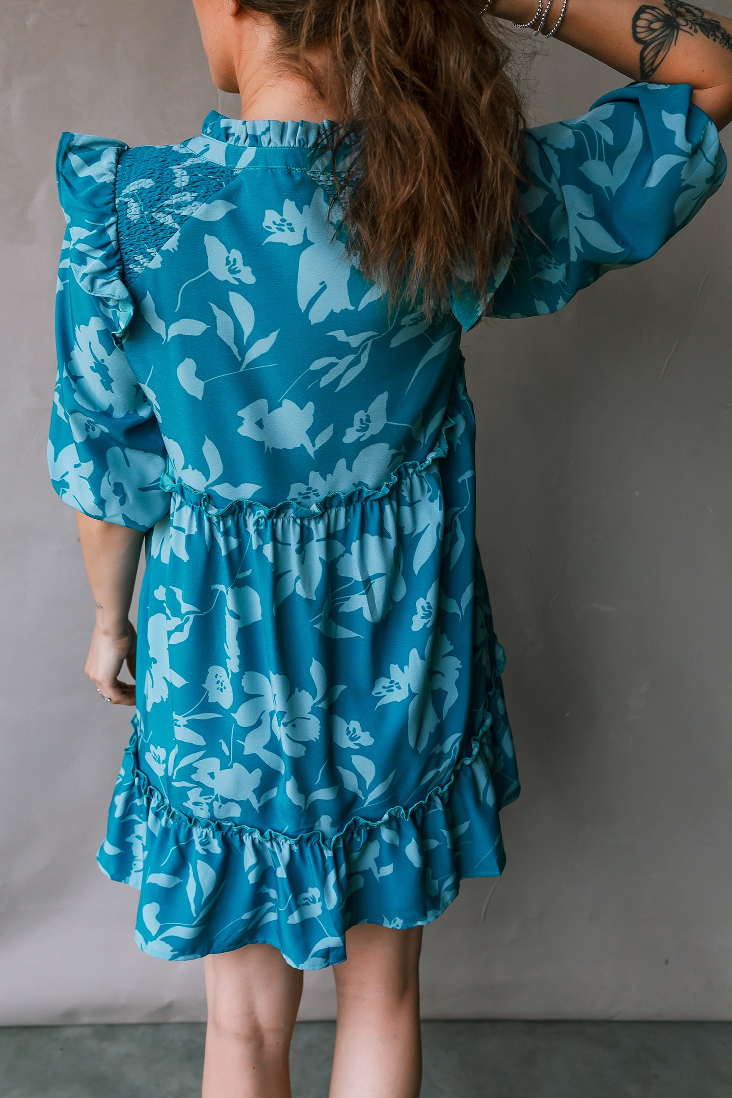 Minivestido con volantes y media manga con flores azules