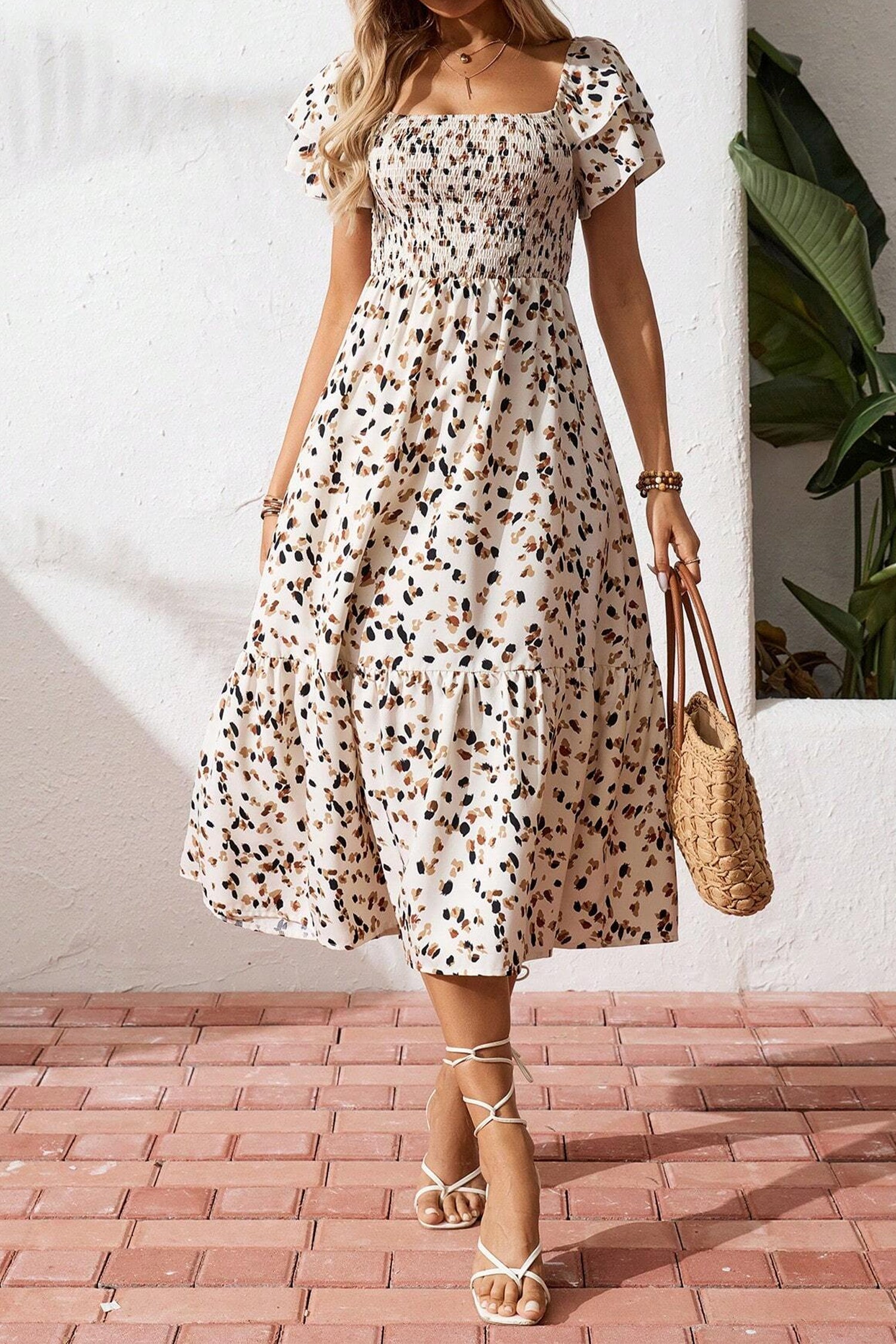 Vestido manga corta con volantes y cuello cuadrado