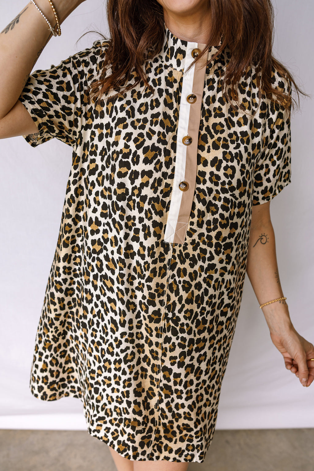 Minivestido de leopardo suelto de manga corta