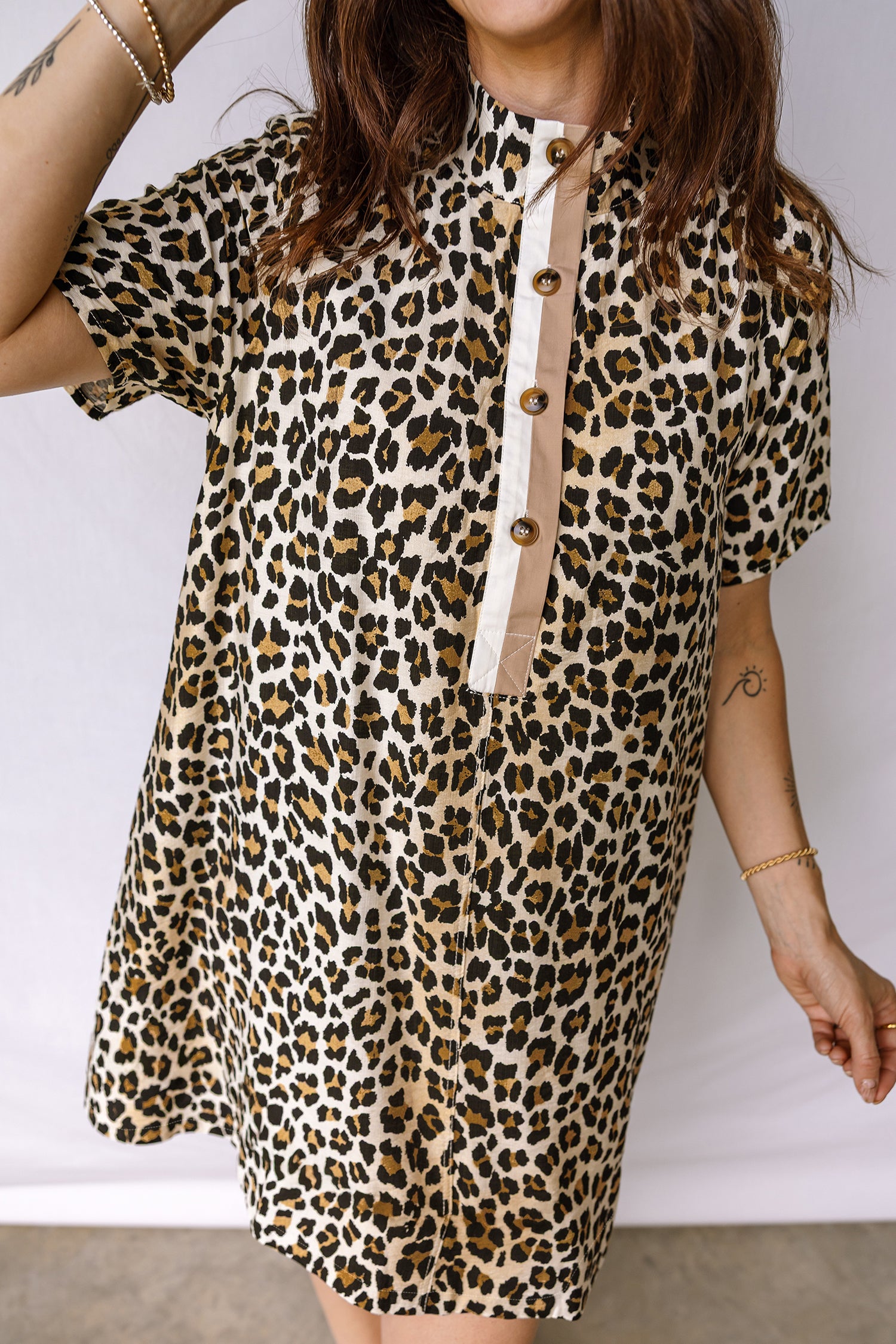 Minivestido de leopardo suelto de manga corta