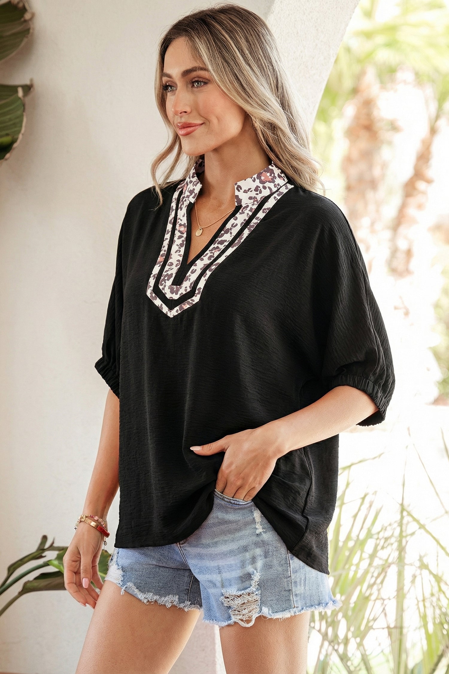 Blusa con cuello en V y ribete de patchwork