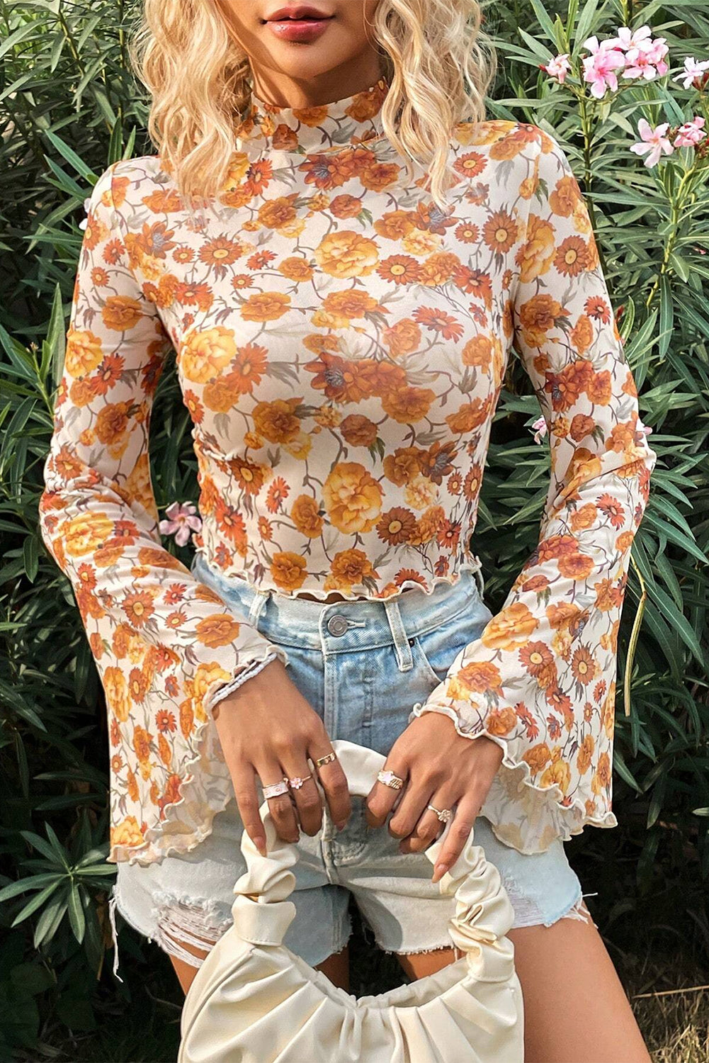 Blusa con estampado floral y manga acampanada