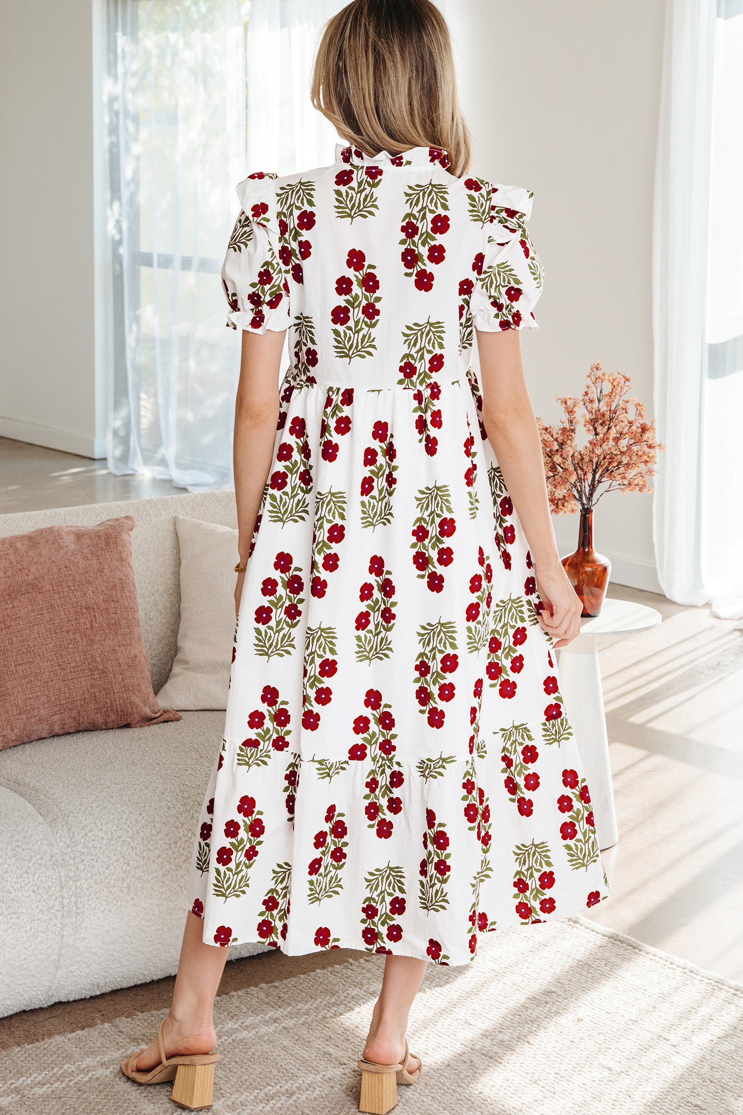 Vestido largo con gradas, manga corta, floral, color beige