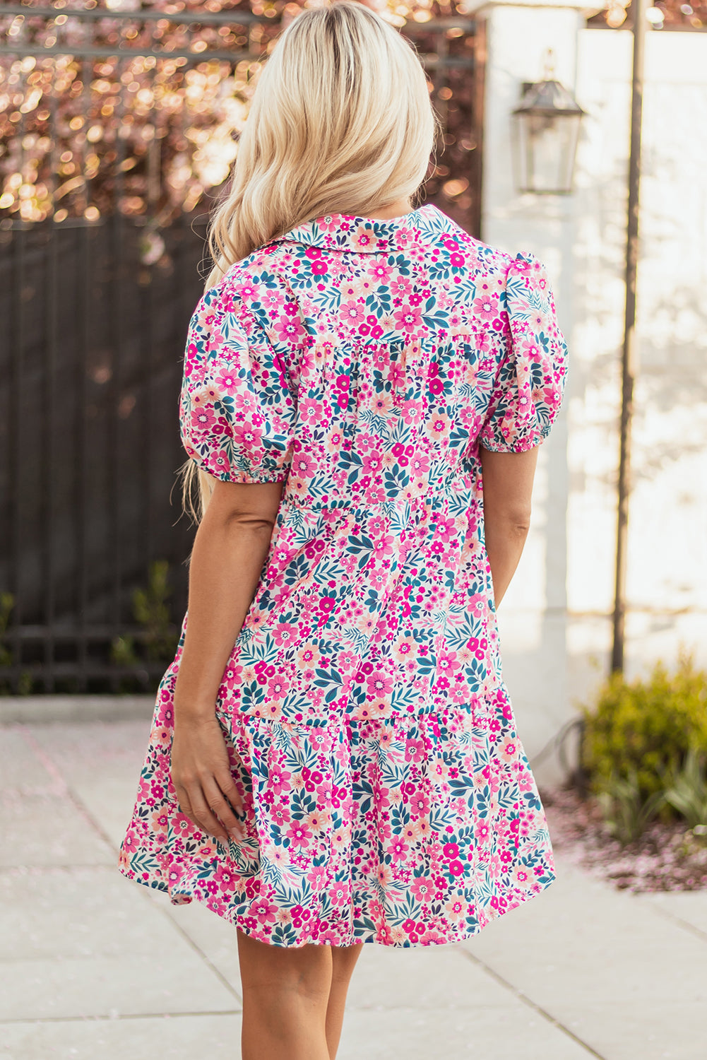 Vestido suelto de manga corta con cuello floral