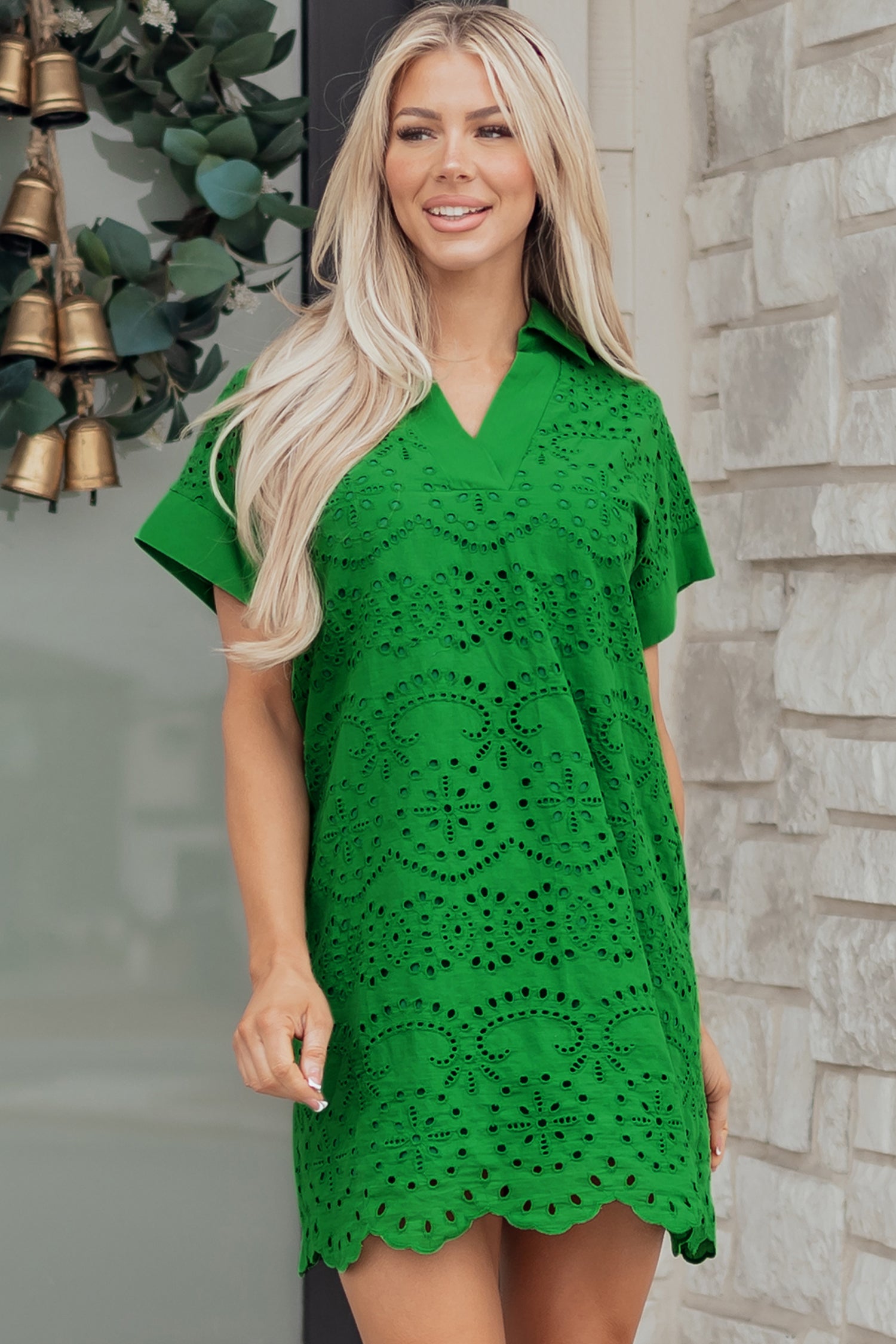 Minivestido camiseta bordada con ojales de color sólido verde