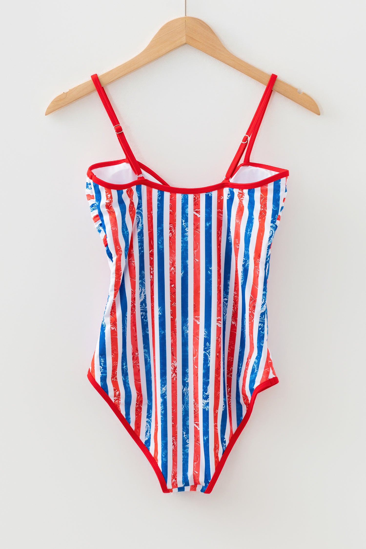 Traje de baño de una pieza con tirantes finos y estampado floral