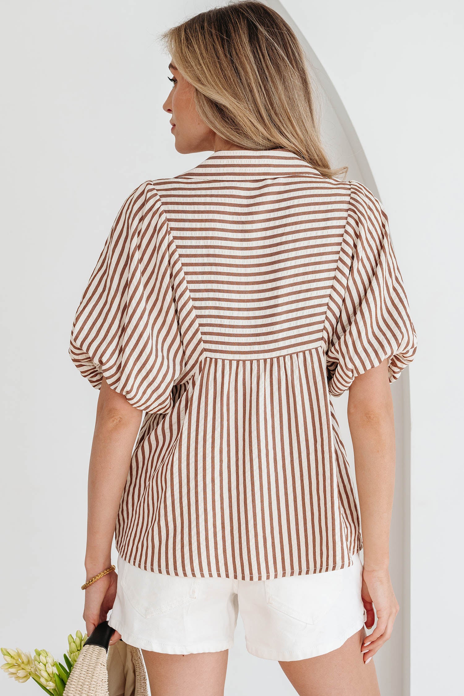 Blusa con cuello en V fruncido