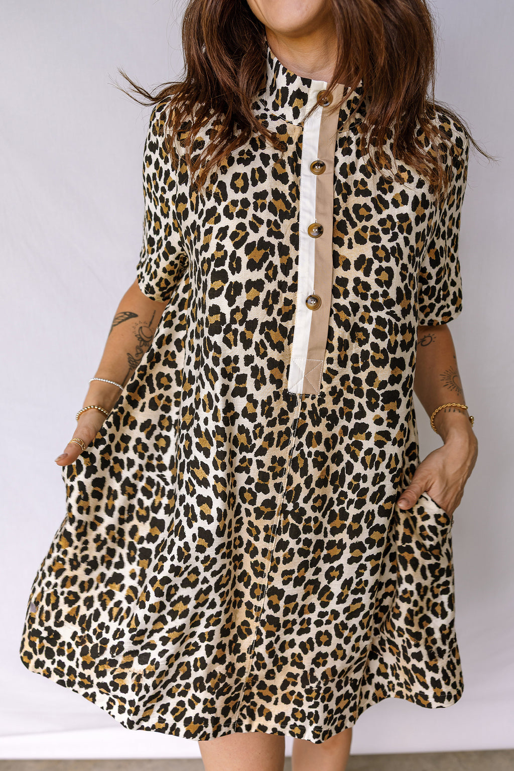 Minivestido de leopardo suelto de manga corta