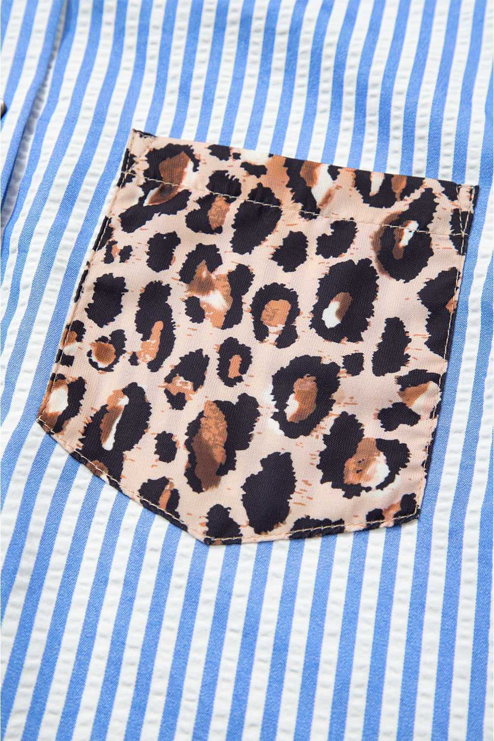 Botón de mosaico de leopardo a rayas azul cielo camisa para mujeres