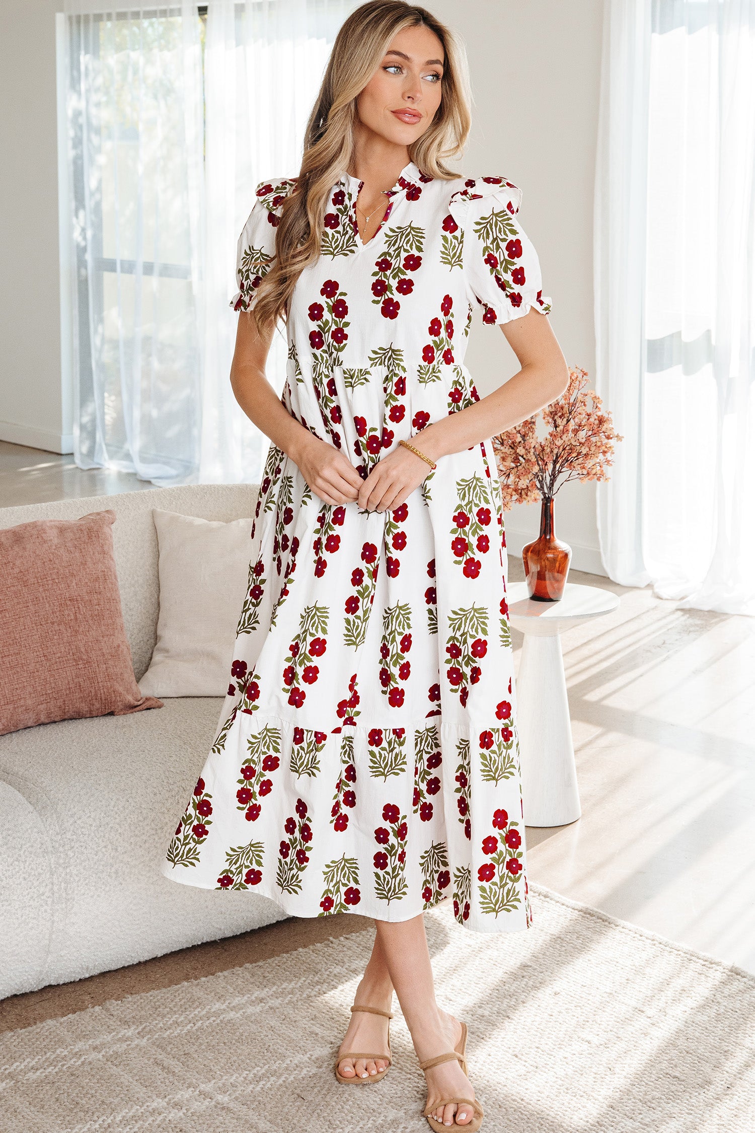 Vestido largo con gradas, manga corta, floral, color beige