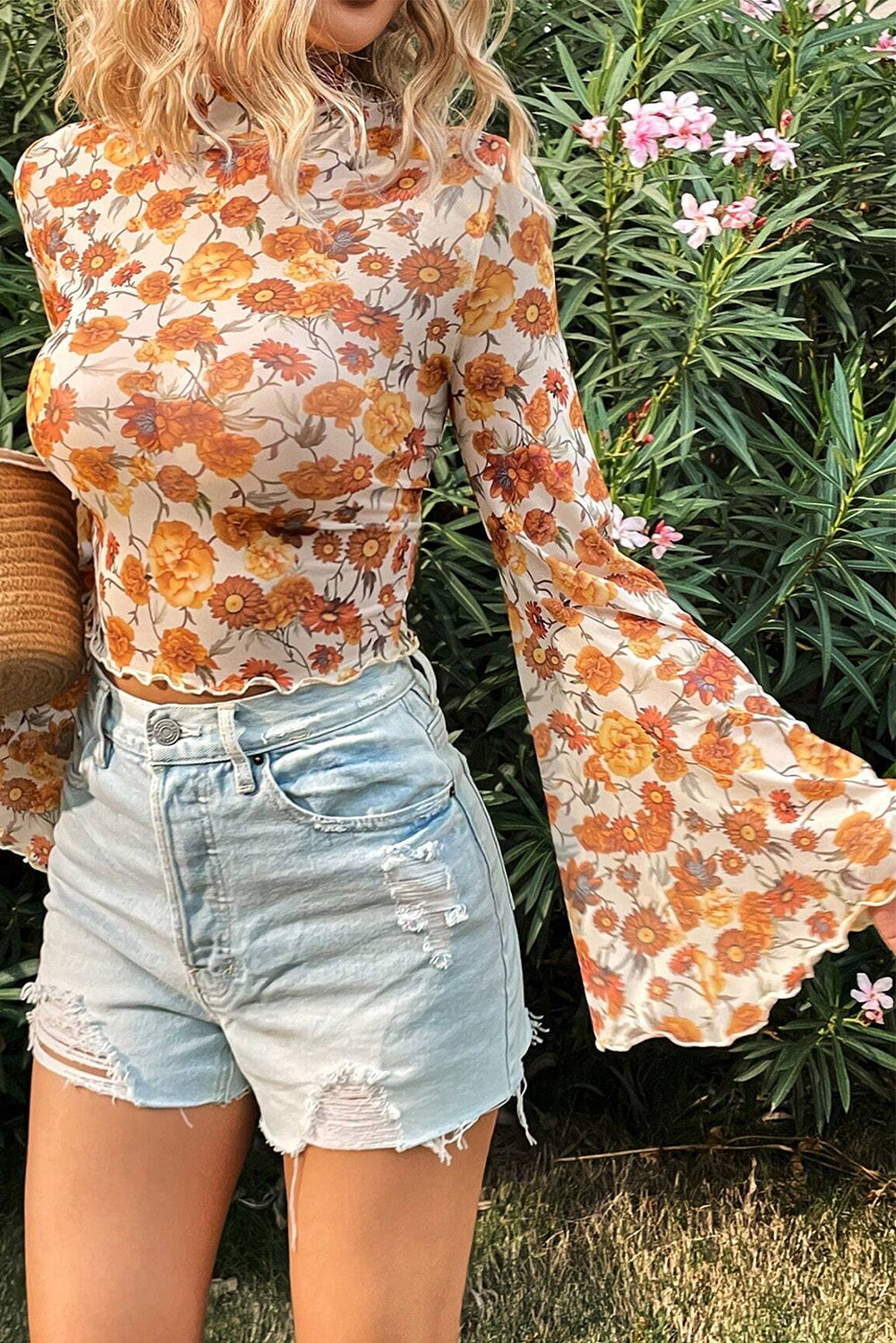 Blusa con estampado floral y manga acampanada
