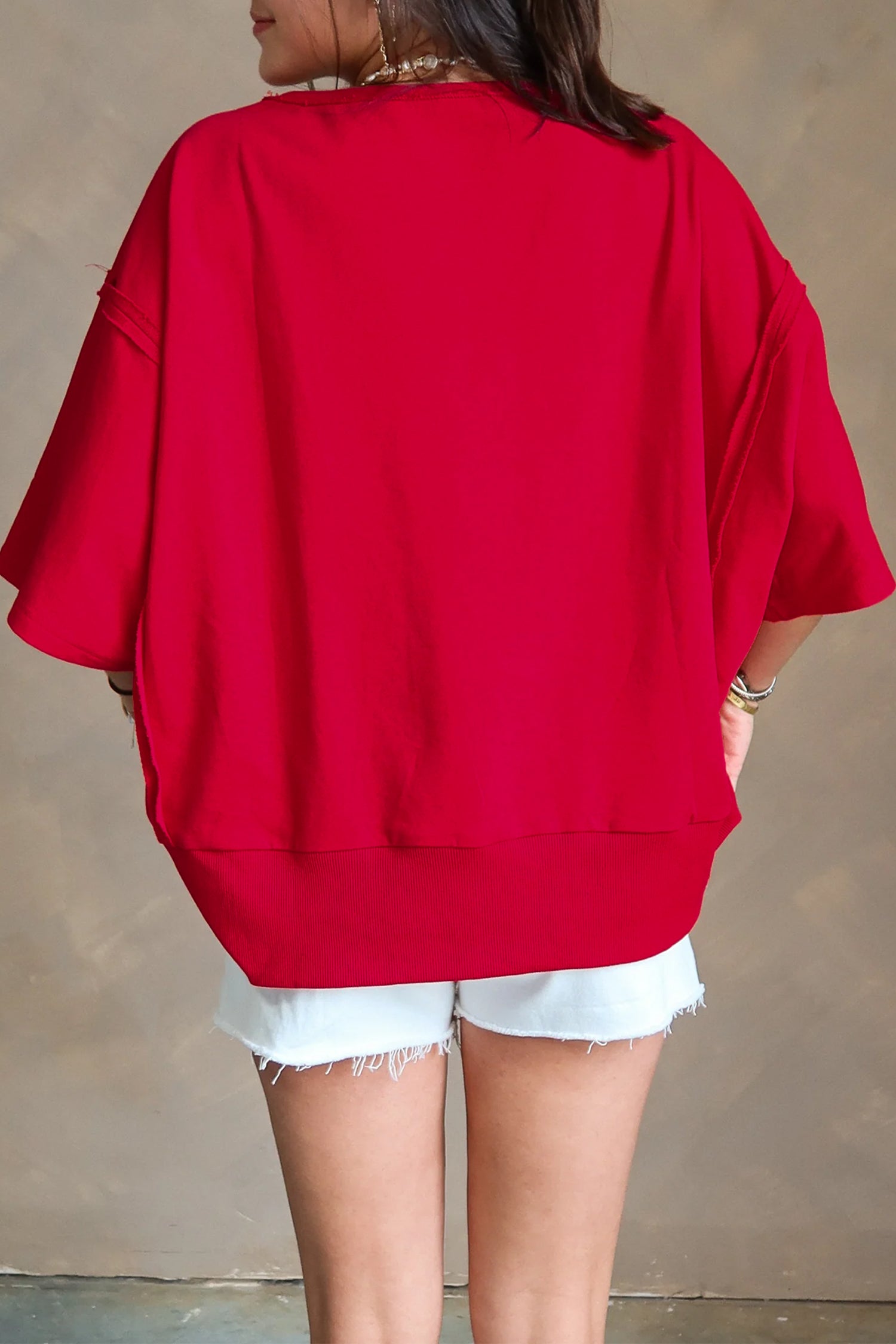 Camiseta holgada con hombros caídos y costura cruda