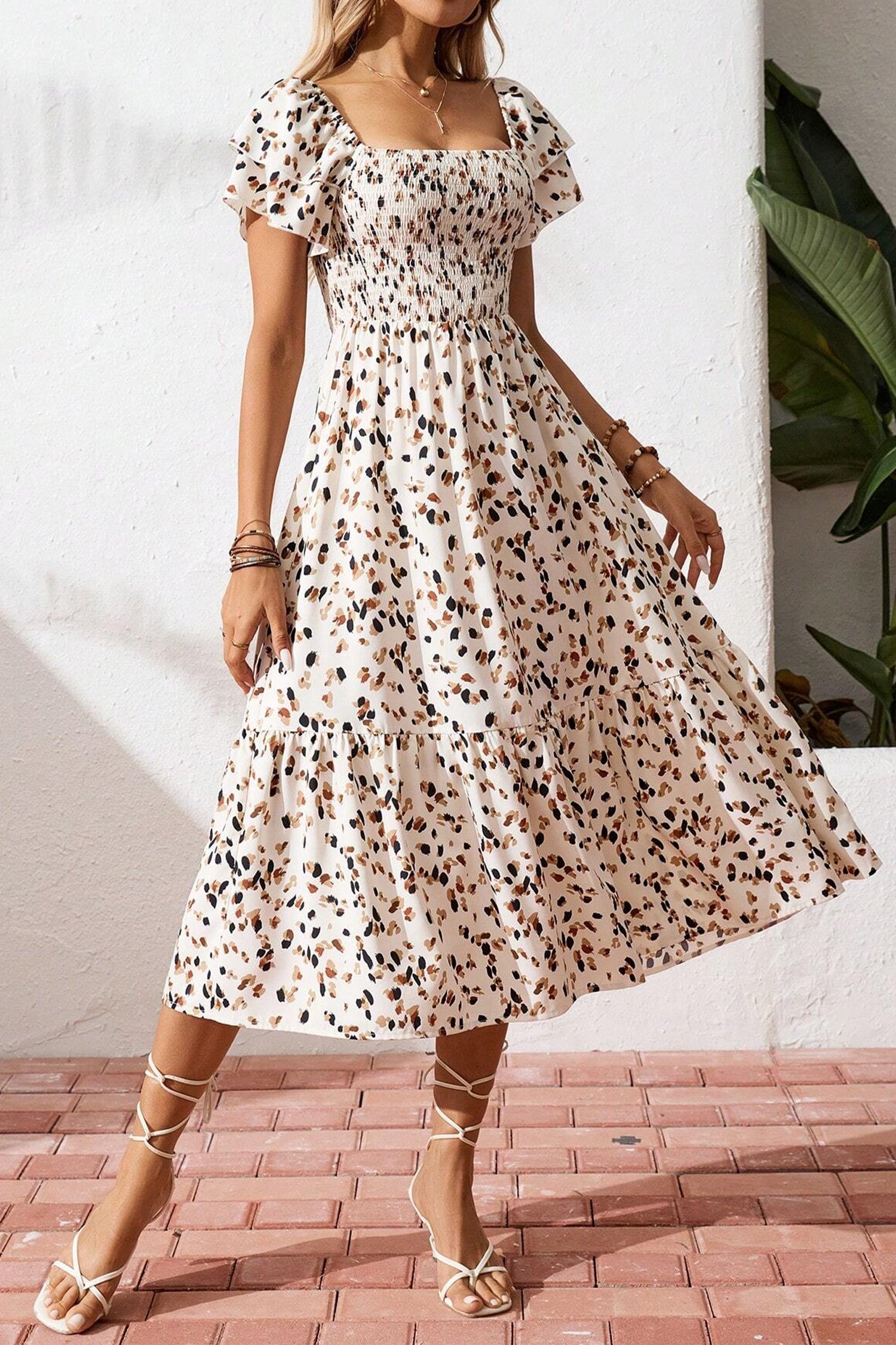 Vestido manga corta con volantes y cuello cuadrado