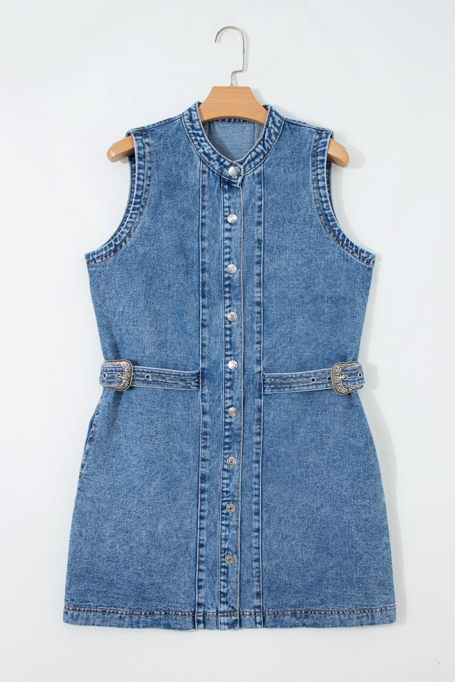 Vestido corto de mezclilla sin mangas con botones
