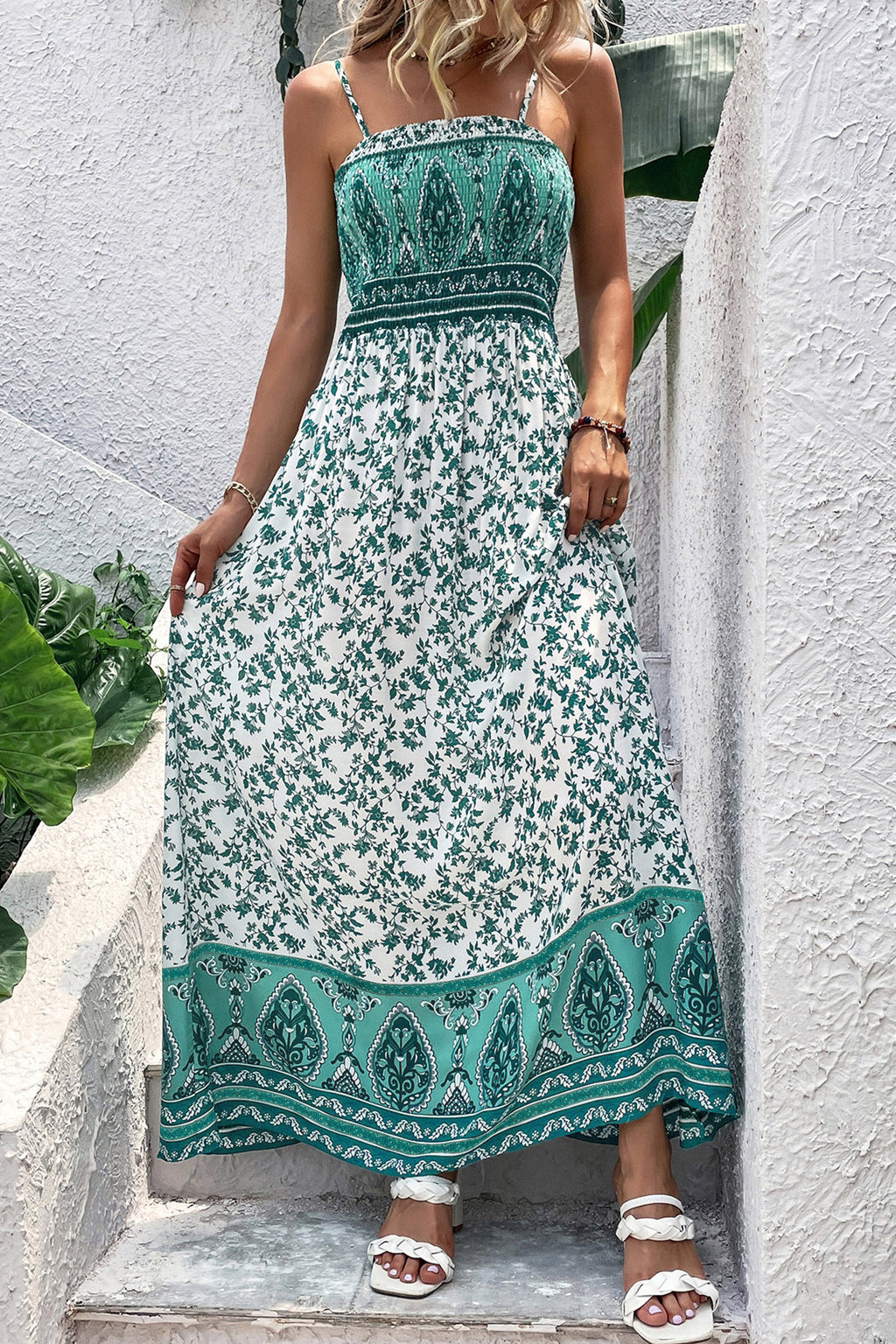 Vestido largo de tirantes fruncido con estampado floral bohemio verde
