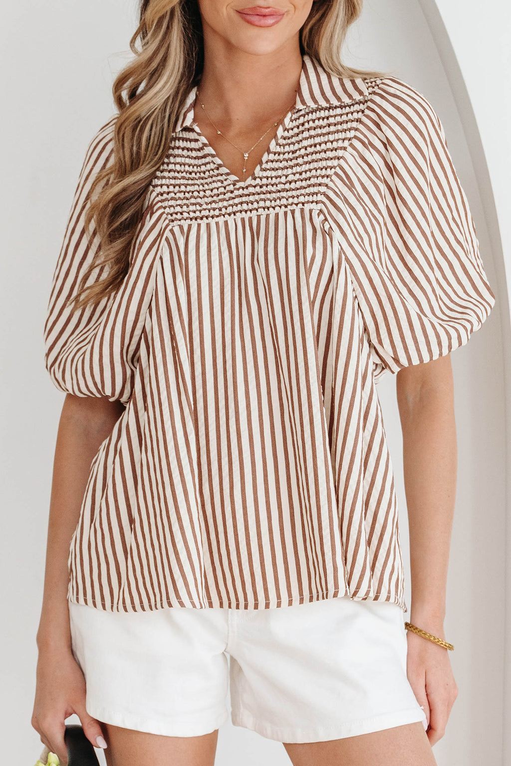 Blusa con cuello en V fruncido