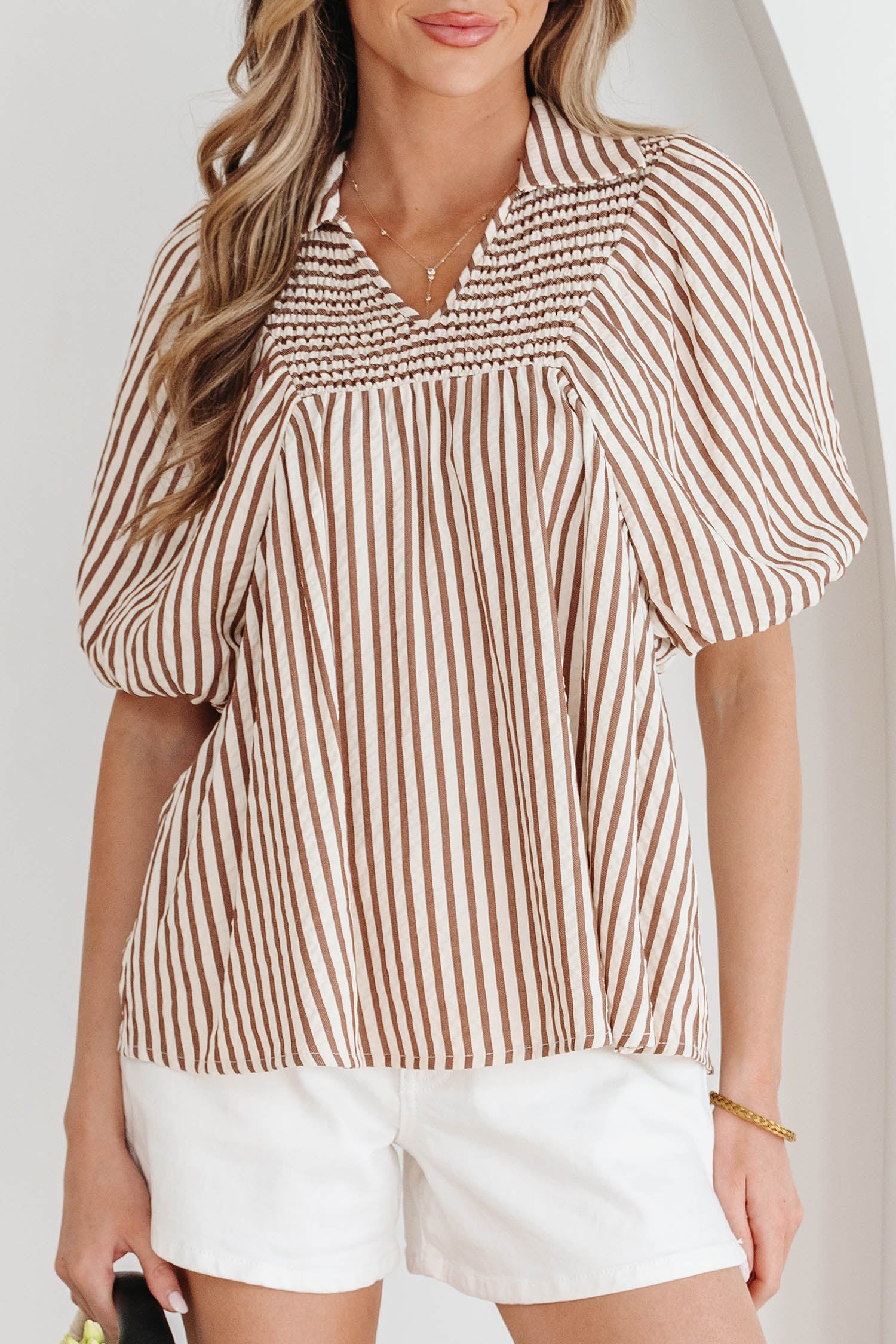 Blusa con cuello en V fruncido