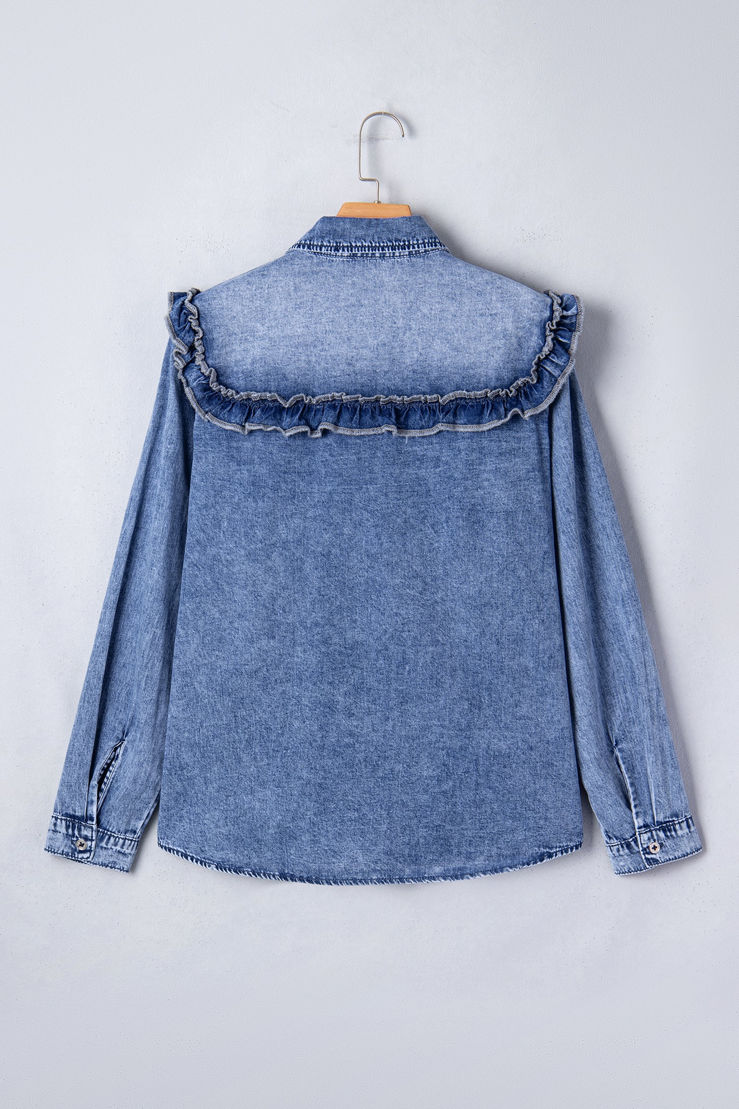 Camisa con botones y detalle de volantes