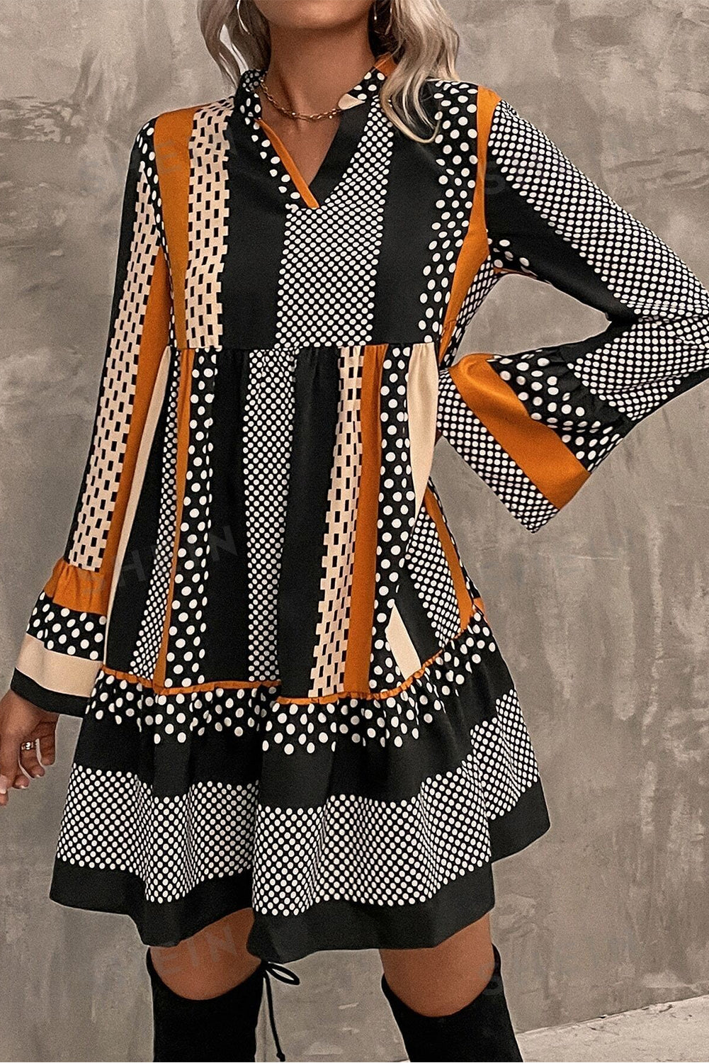 Minivestido con cuello en V y dobladillo