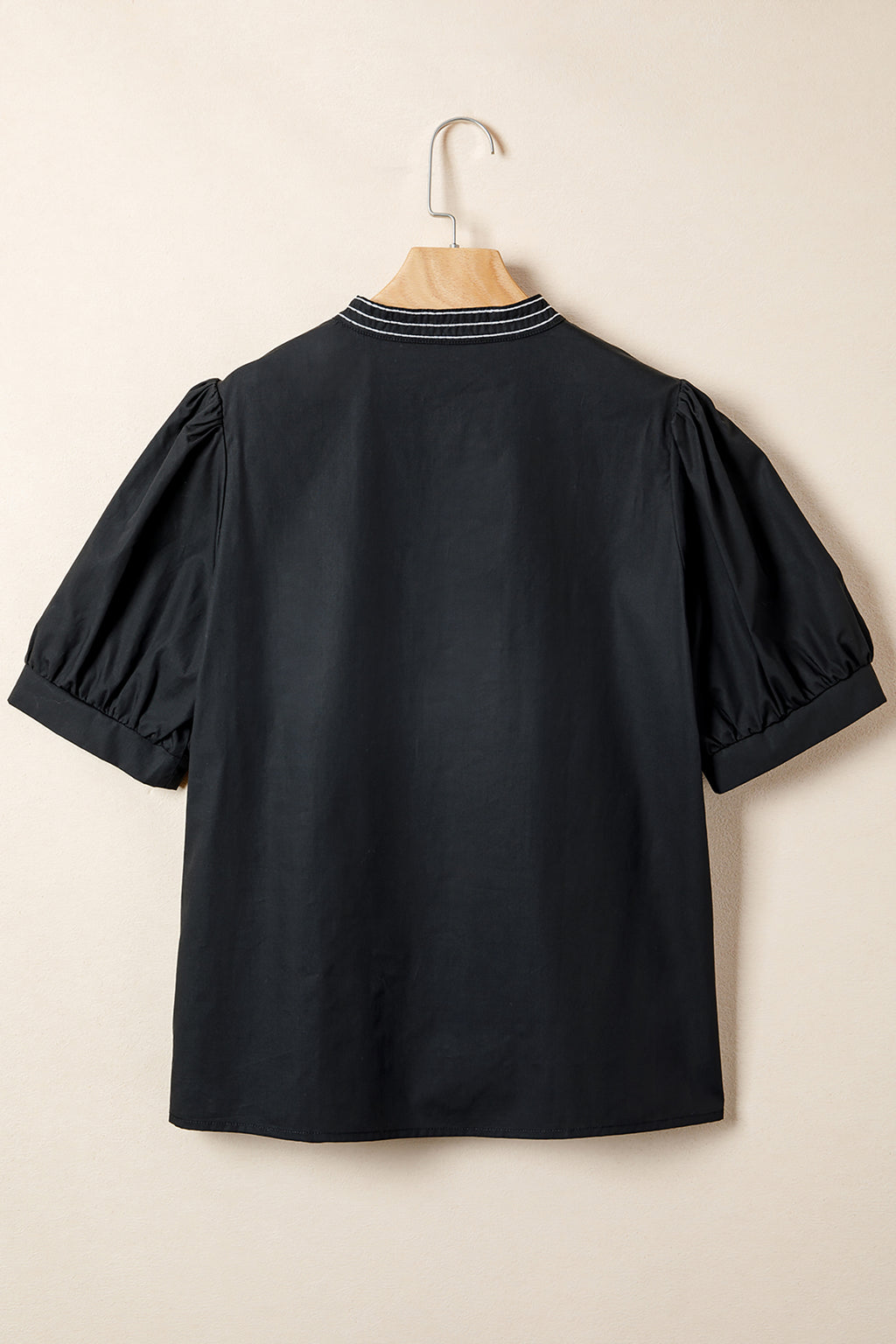 Blusa negra con cuello en V