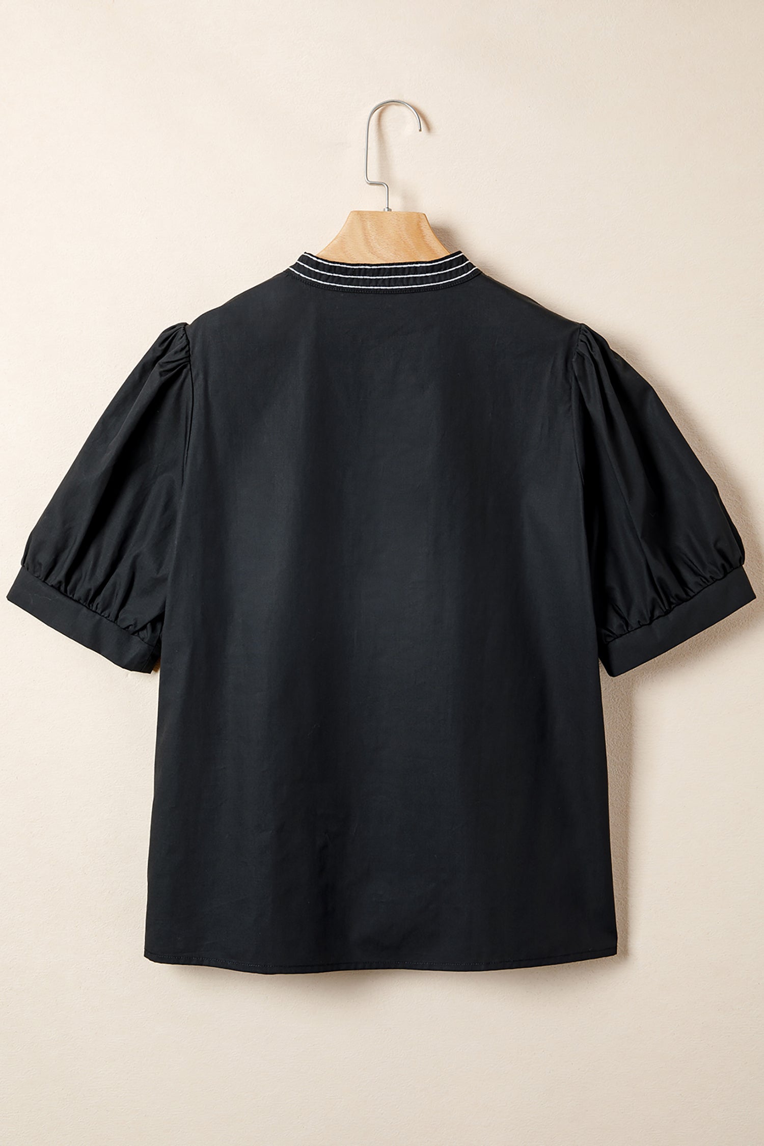 Blusa negra con cuello en V