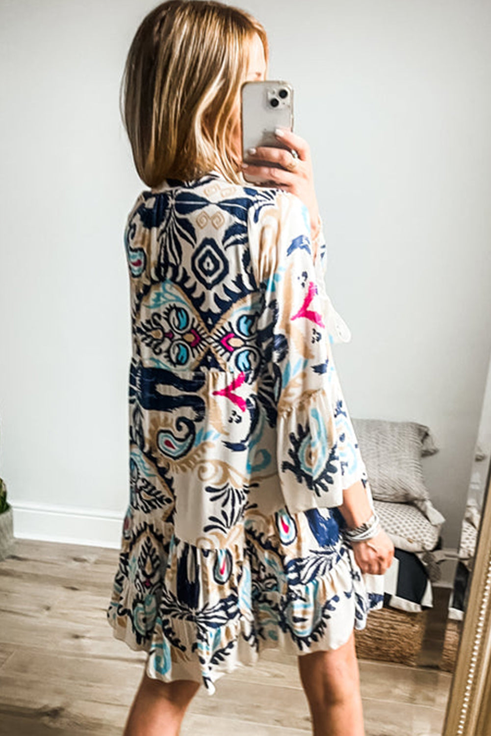 Minivestido con botones y manga de pulsera tribal