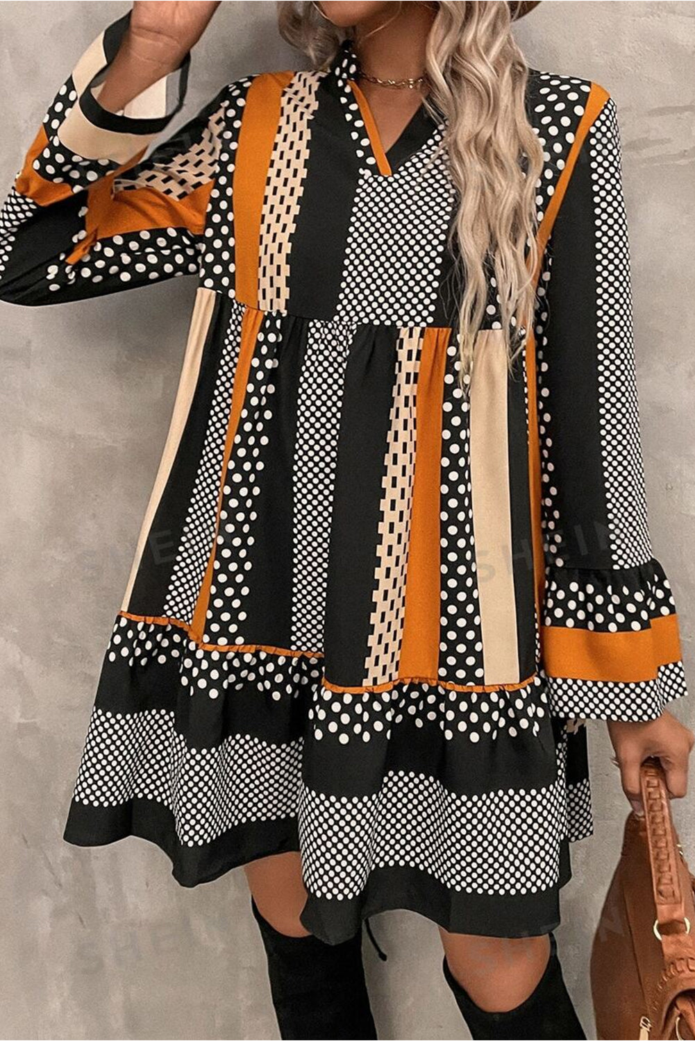 Minivestido con cuello en V y dobladillo